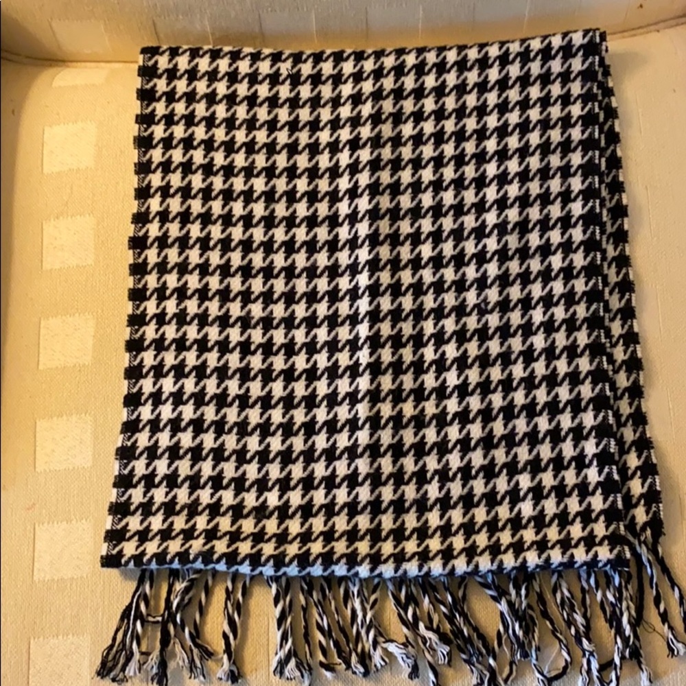 Black and white houndstooth scarf